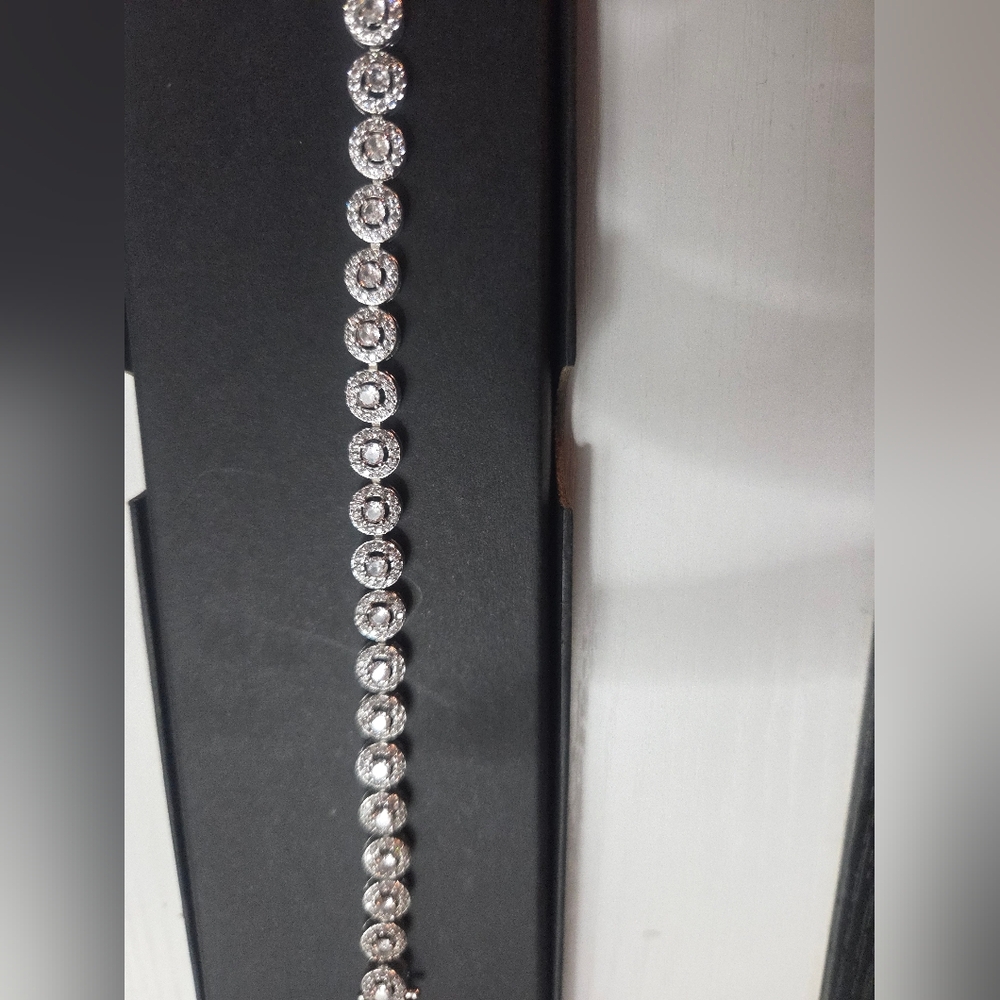NWOT/ BEAUTIFUL Silver  Bracelet.